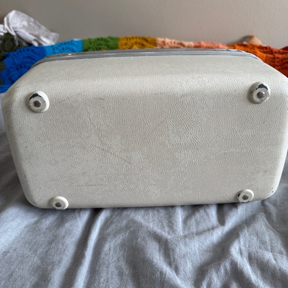 Vintage Samsonite Silhouette Train Case Cream Color w/Keys (8.5"H x 14.5"L x7"W) - Picture 15 of 15